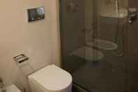 Toilet Kamar Bed & Breakfast Parigi