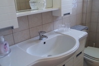 In-room Bathroom Pernari Apartments