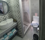 Toilet Kamar 4 Panorama Studios & Apartments