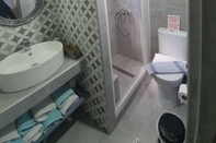 Toilet Kamar Panorama Studios & Apartments