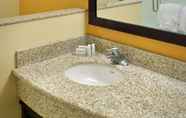 Toilet Kamar 3 Courtyard by Marriott Newark Downtown