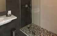 ห้องน้ำภายในห้อง 2 Hôtel Les Criquets - Bordeaux