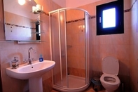 Toilet Kamar Fotini Apartments