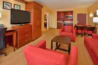 Common Space Courtyard by Marriott Pittsburgh North/Cranberry Woods