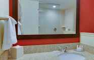In-room Bathroom 4 Courtyard by Marriott Pittsburgh North/Cranberry Woods