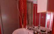 In-room Bathroom 6 Moonrose