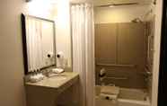 Toilet Kamar 3 Holiday Inn Express Pittsburgh East - Mall Area, an IHG Hotel