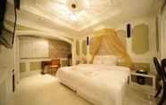 Bedroom 4 LaNuit Hotel
