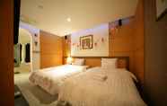 Bedroom 2 LaNuit Hotel