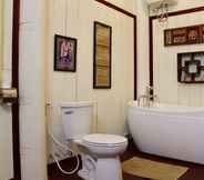 In-room Bathroom 7 Terres Rouges Lodge