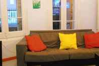 Ruang Umum Feetup Garden House Hostel Barcelona