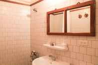 In-room Bathroom Solo Singer Hotel