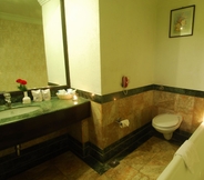 Bilik Mandi dalam Bilik 2 Grand Hotel Kathmandu