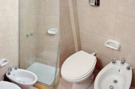 In-room Bathroom Juramento de Lealtad Townhouse Hotel