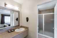 In-room Bathroom Howard Johnson by Wyndham Berkeley