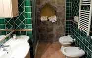 Toilet Kamar 7 Medieval House