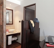 In-room Bathroom 5 Dazzler by Wyndham Campana