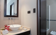 In-room Bathroom 4 Dazzler by Wyndham Campana