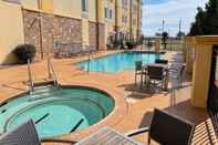 Swimming Pool La Quinta Inn & Suites by Wyndham Elk City