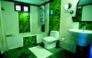 In-room Bathroom 6 Camelot Resort
