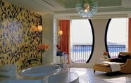 ห้องน้ำภายในห้อง 3 The Ritz-Carlton Abu Dhabi, Grand Canal