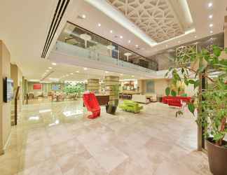 Lobi 2 Ramada by Wyndham Istanbul Taksim