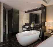 In-room Bathroom 2 La Perle International Hotel