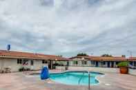 Swimming Pool Motel 6 Manteca, CA