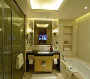 In-room Bathroom 6 Wyndham Grand Plaza Royale Colorful Yunnan Kunming