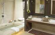 ห้องน้ำภายในห้อง 5 The Khyber Himalayan Resort & Spa