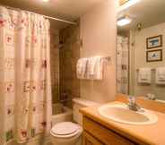In-room Bathroom 7 Tyra Lookout Condominiums by Ski Country Resorts