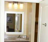 In-room Bathroom 5 TownePlace Suites Redding