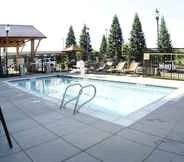 Kolam Renang 7 TownePlace Suites Redding