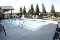 Swimming Pool TownePlace Suites Redding