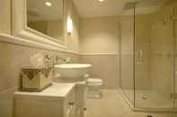 Toilet Kamar Esplanade Queenstown by Staysouth