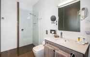 In-room Bathroom 3 Quality Inn The George Hotel Ballarat