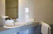 In-room Bathroom 6 The Originals City, Le Clos de l'Orgerie