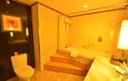In-room Bathroom 2 Beijing Olympic Park Boutique Hotel
