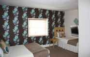 Bedroom 2 Warwick Arms Hotel