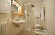 In-room Bathroom 3 Hotel Teola