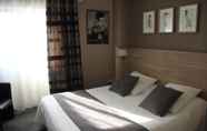 Bedroom 2 Brit Hotel Le Cygne