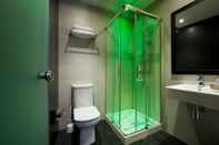 In-room Bathroom Hostal Bcn Ramblas