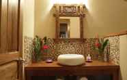 In-room Bathroom 4 Copa De Arbol Beach & Rainforest Resort