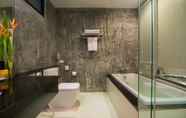 Toilet Kamar 5 i Tara Resort & Spa