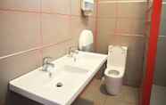 Toilet Kamar 7 Hostel - With Private Entrance