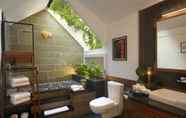 In-room Bathroom 6 Amanvana Spa Resort - Coorg