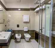 In-room Bathroom 3 Lu' Hotel