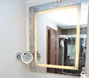 In-room Bathroom 4 Mercure Istanbul Altunizade