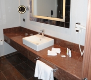 In-room Bathroom 5 Mercure Istanbul Altunizade