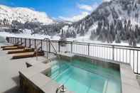 Swimming Pool The Snowpine Lodge